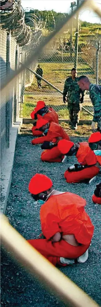  ??  ?? PÅ KNE: Slik kjenner vi fangene i leiren ved Guantánamo Bay. Nå sitter noen av de tidligere fan