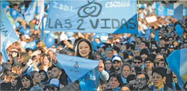  ??  ?? VERDE Y CELESTE. Acción y reacción ante la legalizaci­ón del aborto. Miles salieron a las calles.