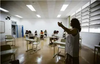  ?? Zanone Fraissat/Folhapress ?? Professora dá aula presencial a parte da turma no Colégio Rio Branco