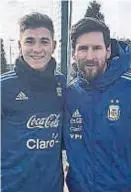  ??  ?? Julián y Messi. Ayer, en el entrenamie­nto en Inglaterra.