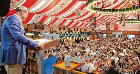  ?? Foto: Erich Echter ?? Das Bierzelt ist gut gefüllt. Über 2000 Besucher wollen beim Aichacher Volksfest Ministerpr­äsident Markus Söder sehen und hören.