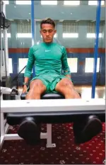  ?? ANGGER BONDAN/JAWA POS ?? TETAP FIT: Gelandang Persebaya Sidik Saimima berlatih di gym apartemen Persebaya di Surabaya Barat (2/9).