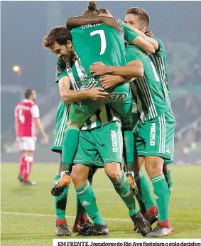  ??  ?? EM FRENTE. Jogadores do Rio Ave festejam o golo decisivo