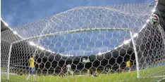  ?? Foto: Robert Ghement, dpa ?? Und wieder ist der Ball drin. Zum fünften Mal schon im WM Halbfinale 2014 gegen Brasilien – und es ist noch keine halbe Stunde gespielt.