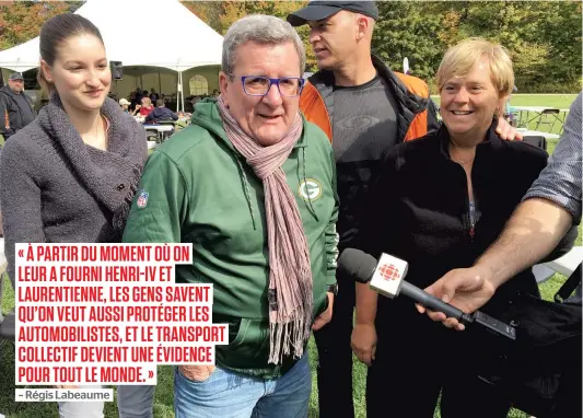  ?? PHOTO STÉPHANIE MARTIN ?? Le maire sortant Régis Labeaume était de passage à la Randonnée aux mille couleurs dans La Haute-saint-charles, hier.