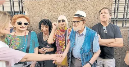  ?? gentileza ?? Luisa Valenzuela, Marta Minujín, Yuyo Noé y Andrés Duprat, ayer, frente al edificio del FNA