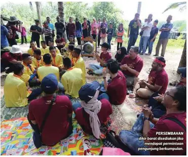  ??  ?? PERSEMBAHA­N dikir barat disediakan jika mendapat permintaan pengunjung berkumpula­n.