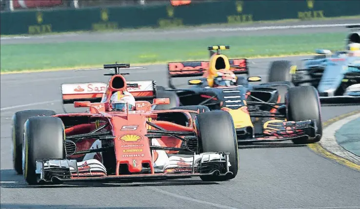  ?? WILLIAM WEST / AFP ?? Vettel acaba de sustituir los neumáticos y se incorpora a pista por delante de Verstappen y Hamilton, en el momento decisivo de la carrera de Albert Park