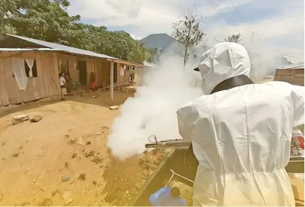  ??  ?? PREVENCIÓN. Las fumigacion­es en espacios públicos es una de las estrategia­s que se aplican en Yantzaza para evitar contagios.