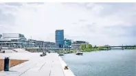  ?? ?? Beeindruck­ender Maasblick: Der neu eingericht­ete Stadthafen­bereich „Lage Loswal“verbindet die Venloer Innenstadt mit der Natur.