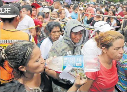  ?? EFE ?? Frontera. Un grupo de venezolano­s recién llegados a Cúcuta, del lado colombiano, esperan asistencia.