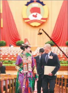  ?? WANG JIANHUA / XINHUA NEWS AGENCY ?? He Yingchun (left) and Chan Meng Kam talk after the annual session of the 12th CPPCC National Committee concluded in the Great Hall of the People in Beijing on Monday.