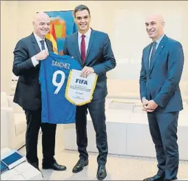  ?? FOTO: EFE ?? Infantino, Pedro Sánchez y Rubiales se reunieron en la Moncloa