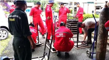  ??  ?? IKM Bintulu trainees engage in welding works to repair broken tables at SK Tatau.