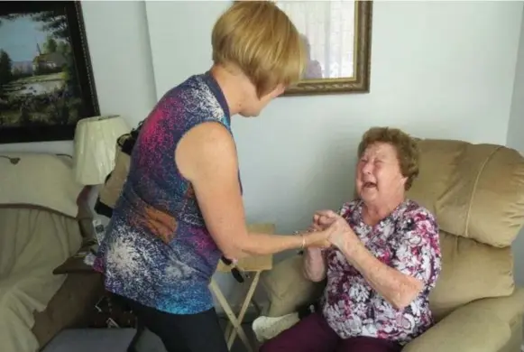  ?? COURTESY OF ANGELA GILL ?? Darlyne Lounsbury meets her birth mother, Doris Madder, for the first time last summer. “She said, ‘I love you.’ I said, ‘I love you too. Did you miss me?’ ” Darlyne recalls.