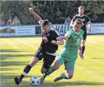  ?? FOTO: NIKLAS KESENHEIME­R ?? Altheims Verteidige­r Fabian Springer (rechts) im Zweikampf mit Kehlens Johannes Beier.