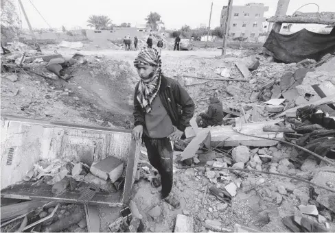  ?? FOTO: AGENCIA AFP ?? Un joven observa triste los restos de un edificio destruido que fue bombardead­o en Rafah, Gaza.