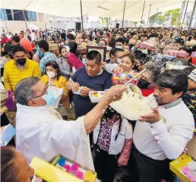  ?? /CÉSAR RODRÍGUEZ ?? Cientos de fieles retomaron la visita del uno de enero a la Basílica de Ocotlán