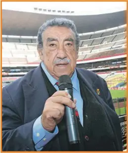  ??  ?? Don Melquiades Sánchez narra en el Estadio Azteca