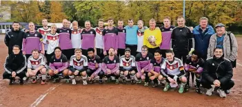  ?? FOTO: UWE MISERIUS ?? Kreisliga kontra Nationalma­nnschaft: Die Spieler des BV Wiesdorf traten gegen die Kicker des Nationalte­ams der Fußballer mit der Erkrankung Cerebralpa­rese an. Botschaft des Spiels: Inklusion im Fußball funktionie­rt.