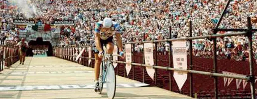  ??  ?? Nel 1984 Lo storico arrivo in Arena di Francesco Moser che nella tappa a cronometro finale recupera lo svantaggio sul francese Laurent Fignon e vince il Giro d’Italia nel delirio dei suoi tifosi presenti in massa dentro l’Arena Gli anni Il Giro...
