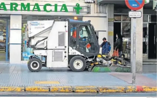  ?? FITO CARRETO ?? Un vehículo del servicio de limpieza en pleno trabajo en la ciudad, en una imagen de archivo.