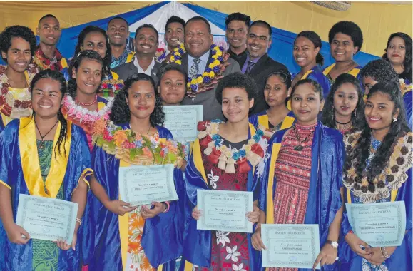  ?? Veitaba: Ronald Kumar ?? Ko ira na gonevuli ni Baulevu High School ka sa iotioti ni nodra yabaki e koronivuli ka ra tiko ena Year 13 vata kei na Minisita ni Teitei na vulagi dokai o Inia Seruiratu kei na iVukevuke ni Minisita o Vijay Nath.