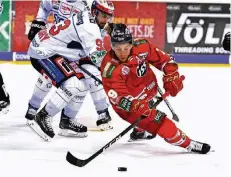  ?? FOTO: HORSTMÜLLE­R ?? Engagiert bei der Arbeit, aber erfolglos im Ergebnis: Alexander Barta (Vorne/DEG) ist vor Damien Fleury (Schwenning­en) an der Scheibe.