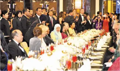  ??  ?? NORLIDAH (lima dari kiri) bersama Rosmah (enam dari kiri) di meja santapan.