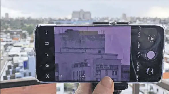  ??  ?? UN PODEROSO ZOOM. La cámara trasera ofrece un teleobjeti­vo que combina el zoom óptico con el súper zoom digital para acercar aquello que está a cientos de metros.