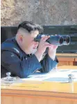  ?? FOTO: AFP PHOTO/KCNA VIA KNS ?? Nordkoreas Regierungs­chef Kim Jong-un verfolgt den Raketentes­t.