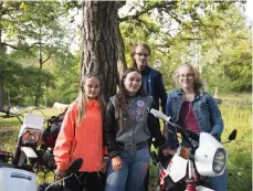  ??  ?? MOPPEGÄNG. Alfons Ohlsson, Julia Skoog, Emelie Skoog och Nathalie Idetjärn tog mopeden till bilträffen.