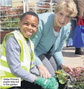  ??  ?? Glebe Primary pupils help out in the garden