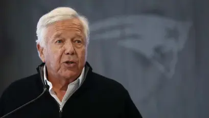  ?? POOl pHOTO FilE ?? BIT OF A DROUGHT: After having not won a playoff game for three years, Robert Kraft expects his team to contend next season.