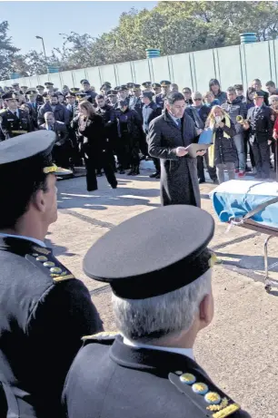  ??  ?? La cúpula policial rindió homenaje a Lourdes Espíndola