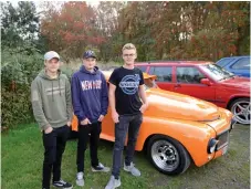  ??  ?? Viktor andersson, anton andersson och adam svensson gled in på parkerings­platsen med en orange Volvo duett.