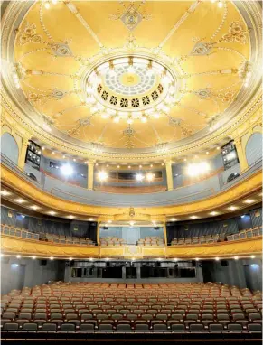  ??  ?? TEATRO DE MEININGEN. Es uno de los más importante­s de Turingia y ofrece conciertos sinfónicos, teatro, marionetas, ballet y musicales. Un incendio lo destruyó en 1908 y un año más tarde volvió a funcionar en una nueva estructura neoclásica.