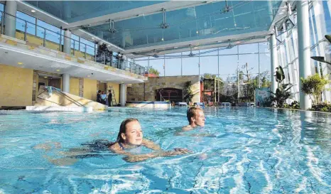  ?? FOTO: DPA/PATRICK SEEGER ?? Angst vor Kostenexpl­osion: Die Gemeinde Meersburg legt die Umbaupläne für die Therme vorerst auf Eis.