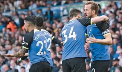  ?? (AFP) ?? Tottenham Hotspur’s English striker Harry Kane (R) celebrates with teammates after scoring the opening goal during the English Premier League match against Leeds United at Elland Road in Leeds on Sunday.