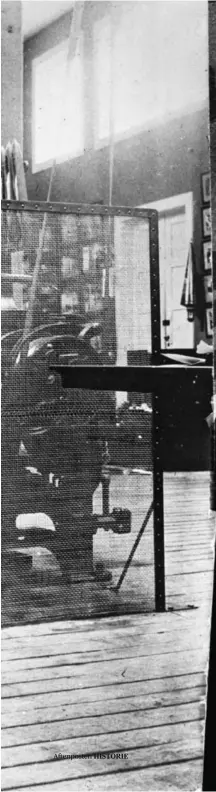  ?? Foto: Norsk Teknisk Museum ?? Fabrikkins­pektør Betzy Kjelsberg i arbeid ved en vevstol. Hun har en skyttel (vevredskap) i hånden: