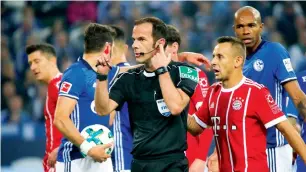  ?? Reuters ?? Referee Marco Fritz gets advice from the VAR before awarding a penalty to Bayern Munich. —