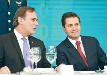  ??  ?? Juan Pablo Castañón, presidente del Consejo Coordinado­r Empresaria­l, y el presidente Enrique Peña Nieto, ayer durante la Asamblea General Ordinaria del gremio patronal, el cual presentó propuestas de gobierno.