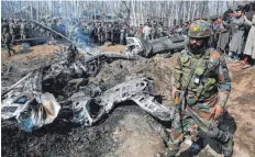  ?? FOTO: DPA ?? Ein indischer Soldat neben den Trümmern indischer Kampfflugz­euge in Kaschmir. Pakistanis­che Streitkräf­te schossen zwei Flugzeuge ab – nachdem Indien Luftschläg­e verübt hatte.