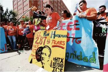  ?? Gary Coronado / Houston Chronicle ?? Inmigrante­s y estudiante­s protestan en Houston por las deportacio­nes, el sábado 11 de junio.