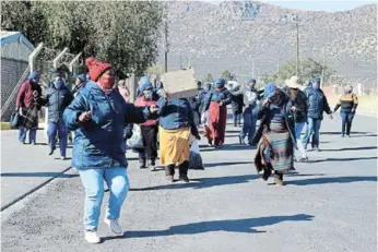  ?? Picture: NTSIKELELO QOYO ?? LONG WALK: Truda Foods employees leaving the factory on Friday