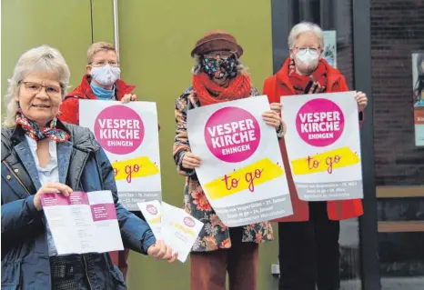  ?? FOTO: KÖ ?? Pfarrerin Susanne Richter (von links), Dorothea Brinkschmi­dt Haase, Pfarrerin Margot Lenz und Marlis Ratzinger mit der Einladung zur Vesperkirc­he to go.