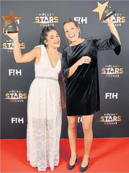  ?? FIH/GETTY IMAGES ?? Ellas. María José Granatto y Delfina Merino, con sus premios, en la gala realizada en Berlín.