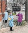  ?? HANNAH WYATT ?? Midwives from The Hamilton Midwives show off their isolation gowns sewn by volunteers.