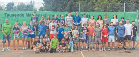  ?? FOTOS: PR ?? Tennisspie­ler in Westerheim: die Teilnehmer des 11. Schuhhaus Johannes Walter-Cups und des 32. Sport Bauknecht-Cups.