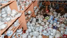  ??  ?? Ein Raum voller Porzellan: Bei den Pfeiffers in Winterried­en füllen die gesammelte­n Gegenständ­e ganze Zimmer.
